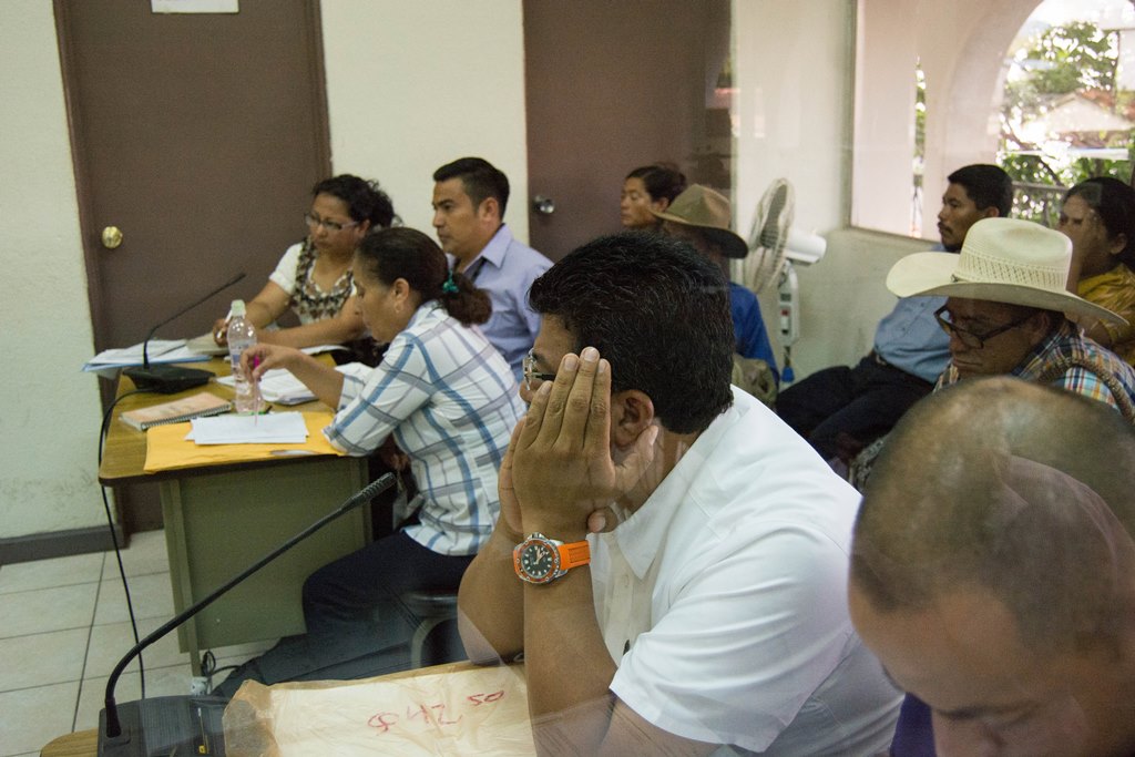 Miembros de la corporación de Cubulco durante la audiencia en la que fueron ligados a proceso. (Foto Prensa Libre: Carlos Grave)
