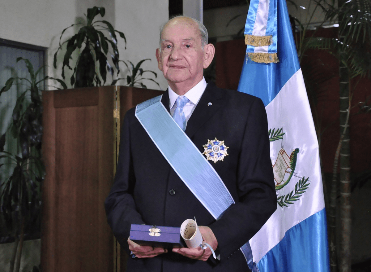José Fernando Mazariegos recibió la Orden del Quetzal en el 2017. (Foto Prensa Libre: Cortesía Minex)