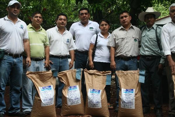 Autoridades del Maga y campesinos,  durante la entrega de semillas de frijol en Chiquimula.
