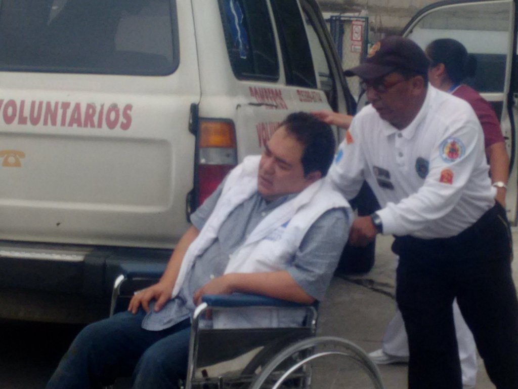 Uno de los heridos en accidente de la ruta Interamericana, es trasladado al HRO de Quetzaltenango.(Foto Prensa Libre: Stereo 100 Xela)