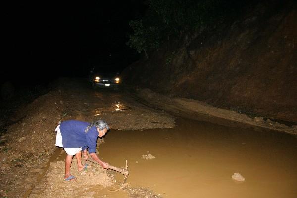 Virginia Rafael Muralles trata de  eliminar la poza en el kilómetro 80,  carretera a Jalapa.
