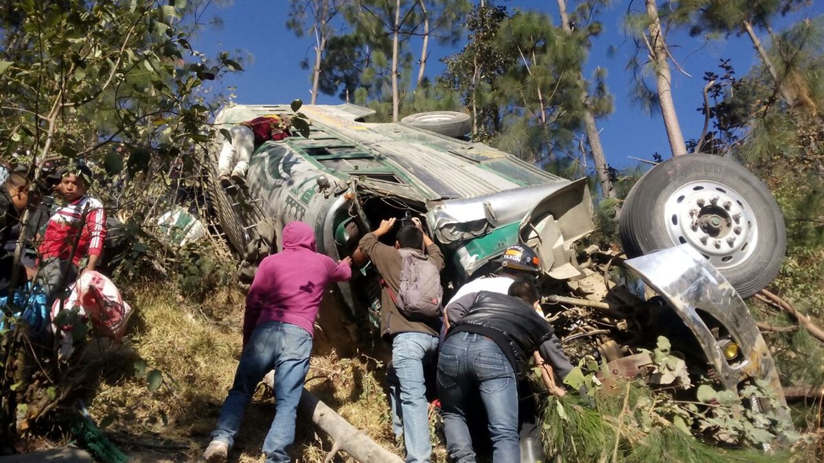 Autobús queda destruido en accidente de Nahualá, Sololá. (Foto Prensa Libre: Ángel Julajuj)