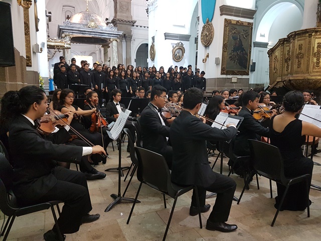 La Orquesta Sinfónica Juvenil Municipal y los Coros Juveniles Municipales de la zona 1 y 21 clausuraron el 20 Festival del Centro Histórico (Foto Prensa Libre: Sandra Vi)