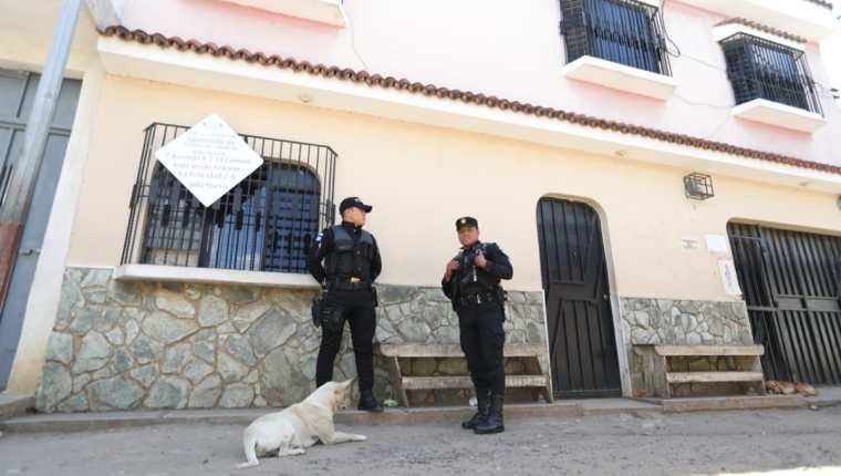 Elementos de la PNC resguardan los alrededores del centro de salud en la zona 6 de Villa Nueva. (Foto Prensa Libre: Óscar Rivas)