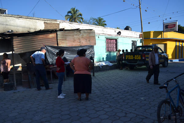 Las autoridades resguardan el lugar donde murió Alegría Moreno. (Foto Prensa Libre: Hugo Oliva)<br _mce_bogus="1"/>