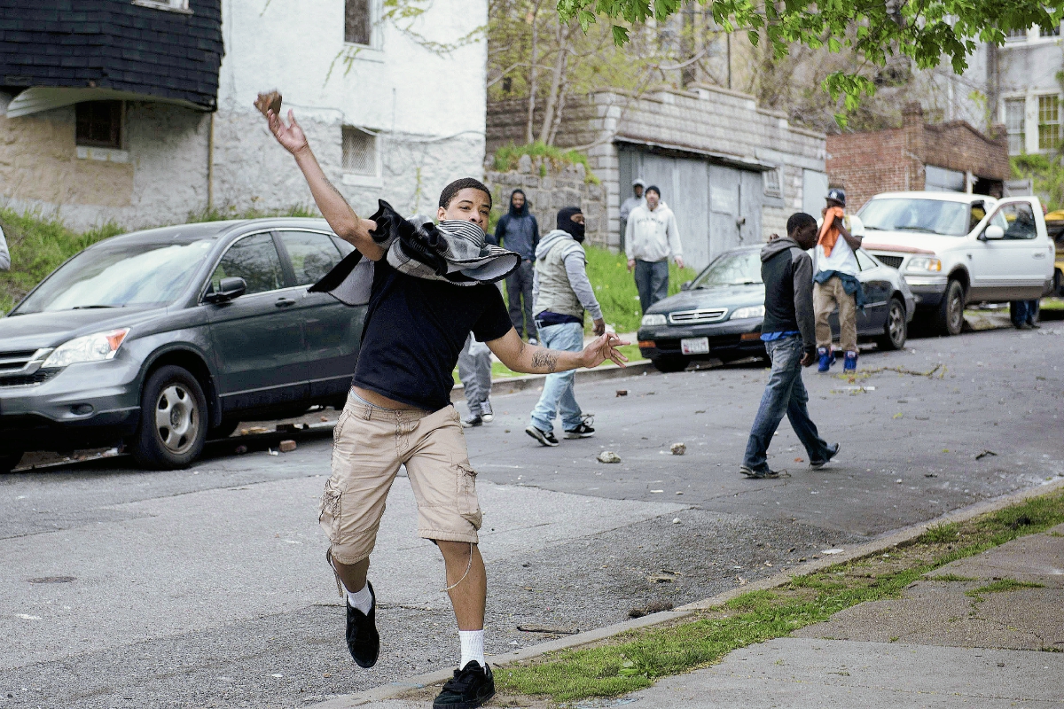 Manifestantes causan disturbios en Baltimore. (Foto Prensa Libre: AFP).