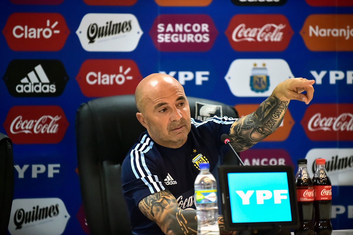 El técnico de Argentina, Jorge Sampaoli, durante la conferencia de prensa en Ecuador. (Foto Prensa Libre: AFP)