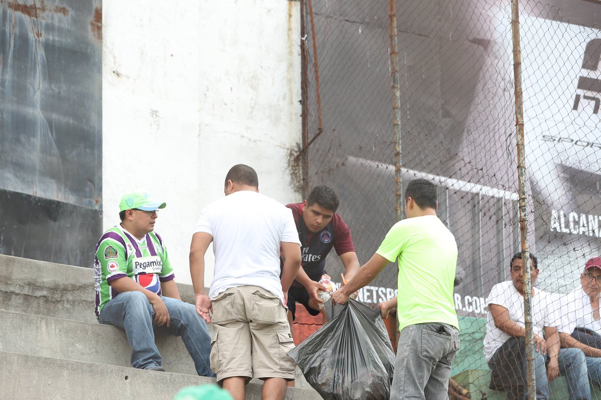 Los aficionados de Antigua GFC comienzan a tomar consciencia social para mantener limpio el estadio Pensativo. (Foto Prensa Libre: Edwin Fajardo)
