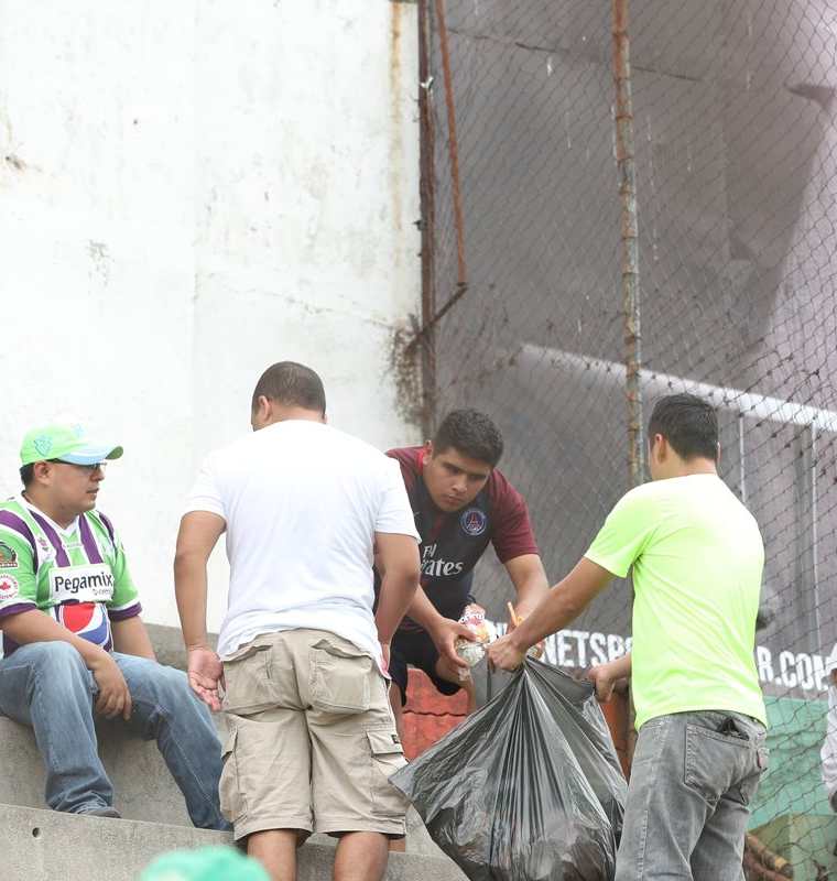 Los aficionados de Antigua GFC comienzan a tomar consciencia social para mantener limpio el estadio Pensativo. (Foto Prensa Libre: Edwin Fajardo)