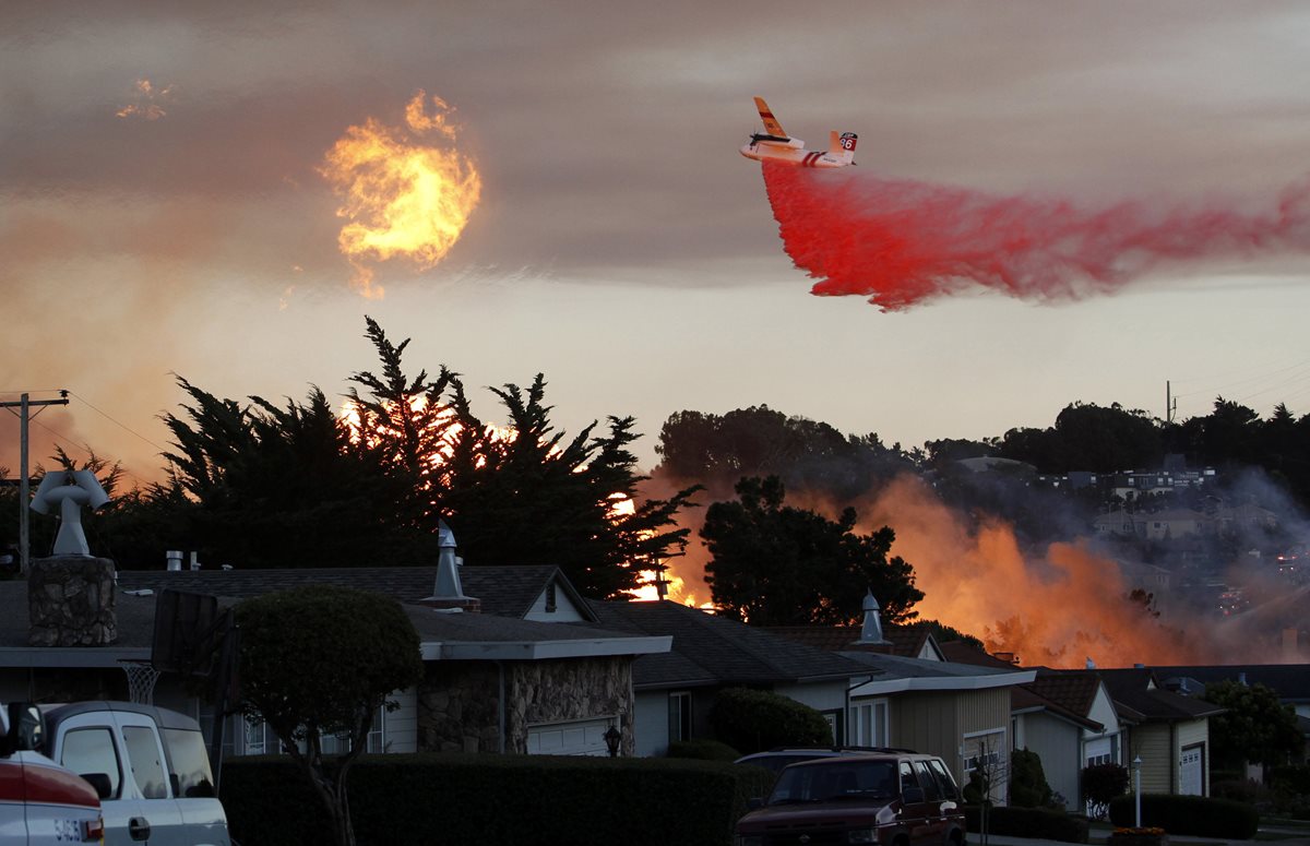 Las llamas amenazan a cientos de viviendas en California. (Foto Prensa Libre: AP)