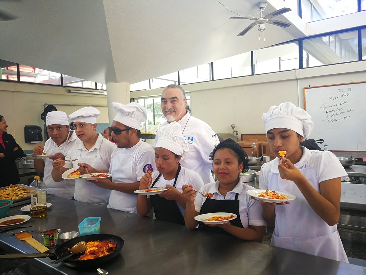 El chef Shaul Ben Aderet con jóvenes de la Academia Técnica Talento Sin Límites Ruth Nicolle de Powell (Foto Prensa Libre: Ingrid Reyes).