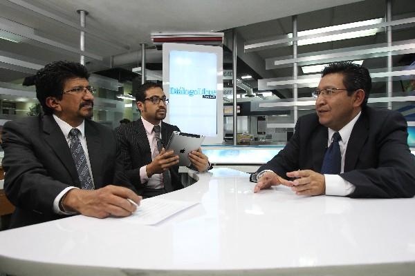 Eligio Sic —Der.— explica a los editores de Prensa Libre, Edin Hernández y Eswin Quiñónez, durante la emisión de Diálogo Libre, la dificultad para mejorar la calidad de la educación pública.