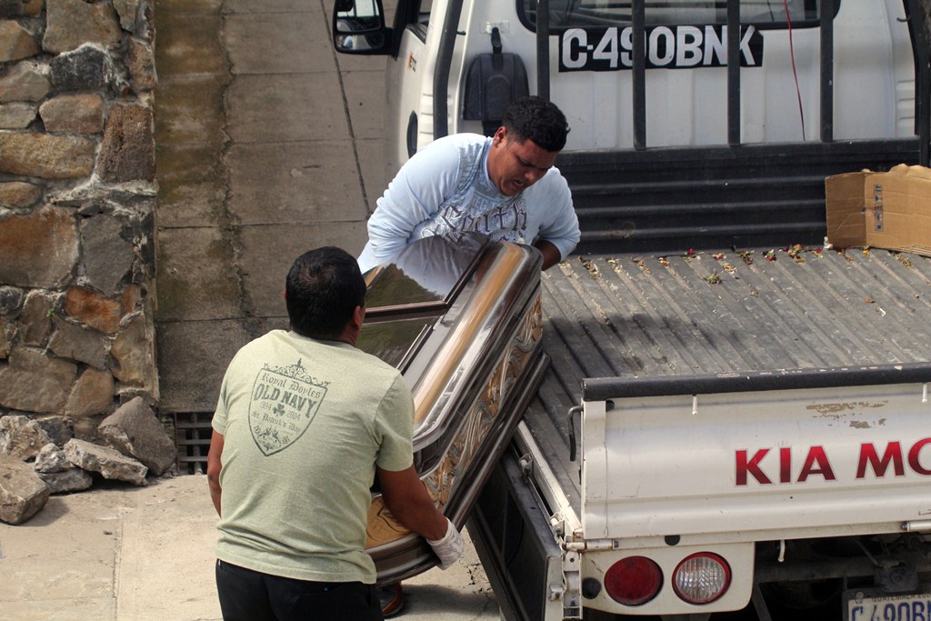 Empleados de una funeraria trasladan el cadáver de Luis Fernando Nájera, quien murió baleado en Monjas, Jalapa. (Foto Prensa Libre: Hugo Oliva).