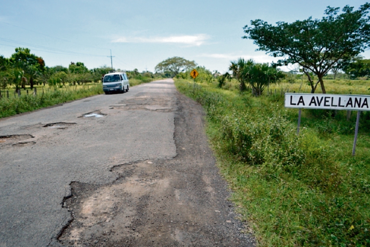 La ruta de Taxisco a La Avellana, Santa Rosa, se encuentra llena de baches. (Foto Prensa Libre: Oswaldo Cardona)