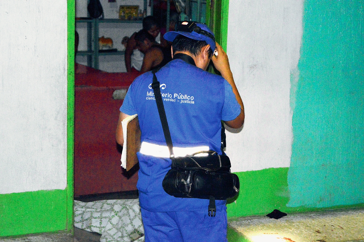 Personal del  Ministerio Público recoge evidencias en la escena del crimen, en la cabecera de Zacapa. (Foto Prensa Libre: Víctor Gómez)