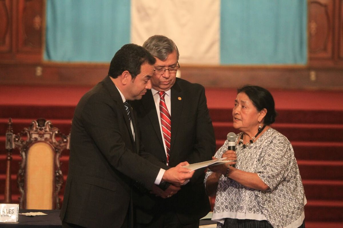 Otilia Lux entregó al binomio presidencial las reformas a la Ley Electoral y de Partidos Políticos. (Foto Prensa Libre: Esbin García)