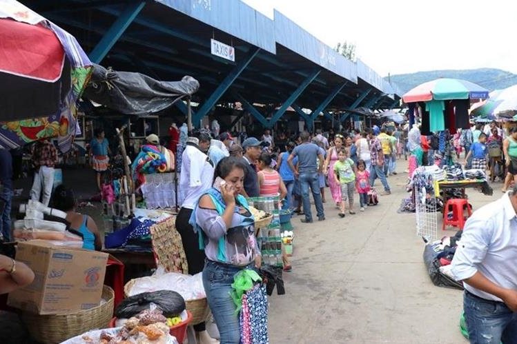Pobladores se han quejado en otras oportunidades de las ventas de licores en áreas concurridas de la cabecera. (Foto Prensa Libre: Hemeroteca PL).