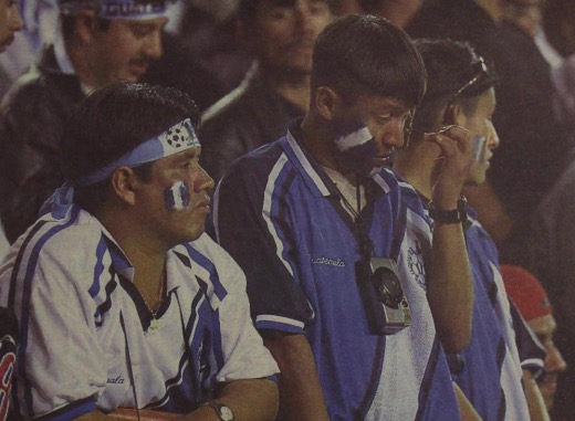 La afición guatemalteca espera ansiosa que la Fifa levante la sanción que pesa sobre nuestro futbol. (Foto Prensa Libre: Hemeroteca PL)