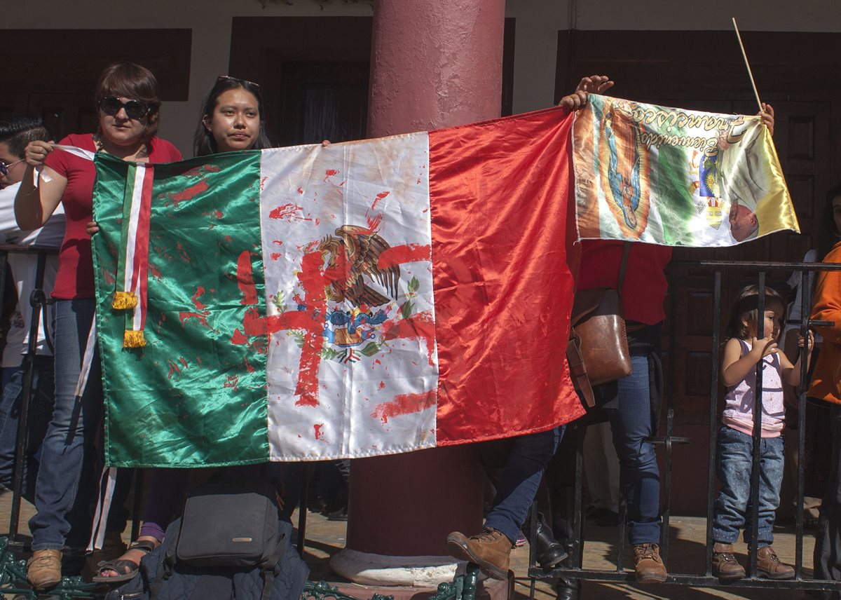 Activistas mexicanos protestan por la falta de acción del gobierno para resolver el caso de la desaparición de estudiantes. (Foto Prensa Libre: EFE).
