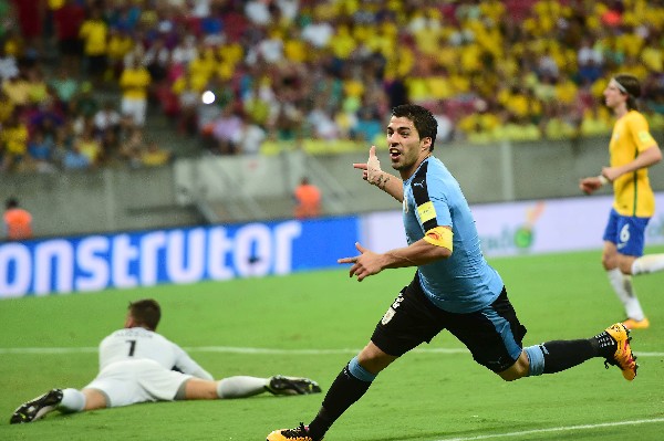 Luis Suárez celebra el gol del empate de Uruguay contra Brasil. (Foto Prensa Libre: AP).