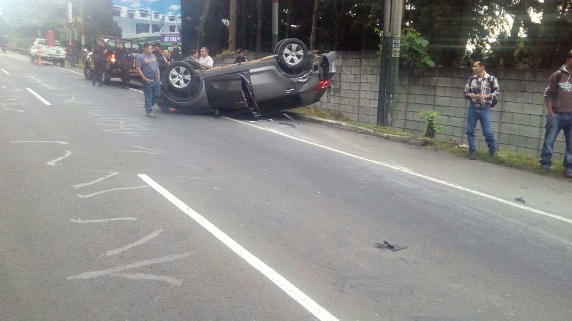 Triple colisión deja heridos y complicaciones en el tránsito en el kilómetro 24 de la ruta a El Salvador. (Foto Prensa Libre: Provial)