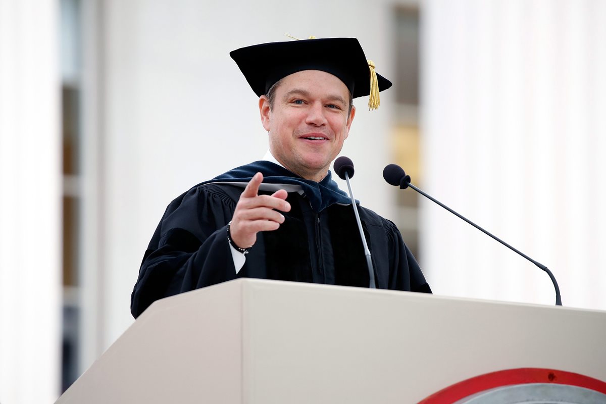 Matt Damon, durante su discurso a los graduandos de del Instituto de Tecnología de Massachusetts (MIT). (Foto Prensa Libre: EFE).