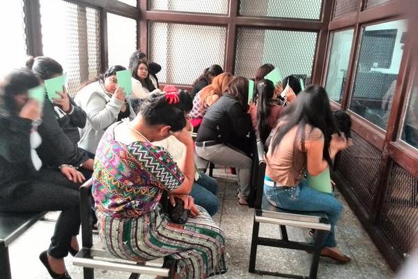 Solo las mujeres fueron trasladadas a la Torre de Tribunales. (Foto Prensa Libre: Erick Ávila)