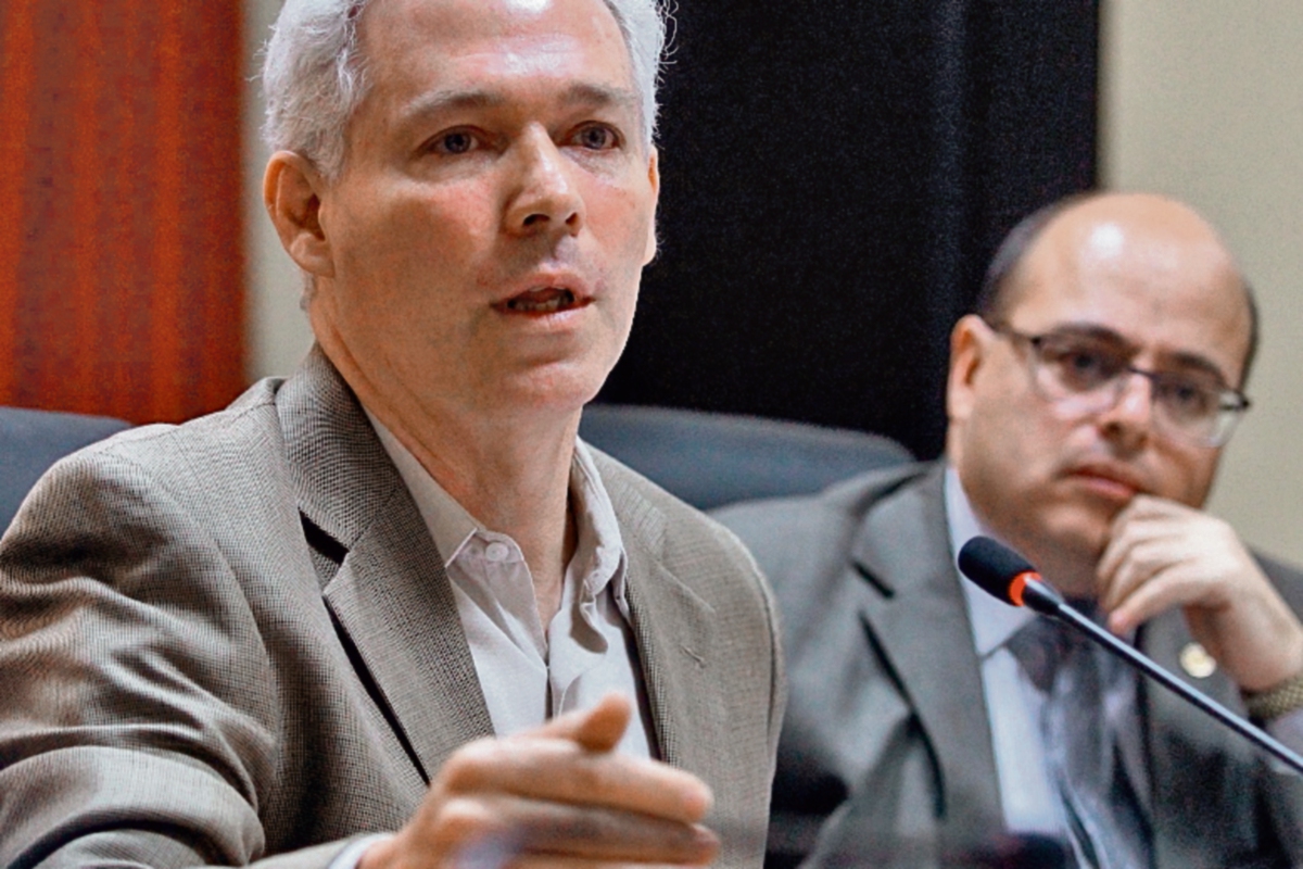 Enrique Lacs y Abel Cruz, viceministros de Economía, en la reunión con diputados de la UCN. (Foto Prensa Libre: Álvaro Interiano)
