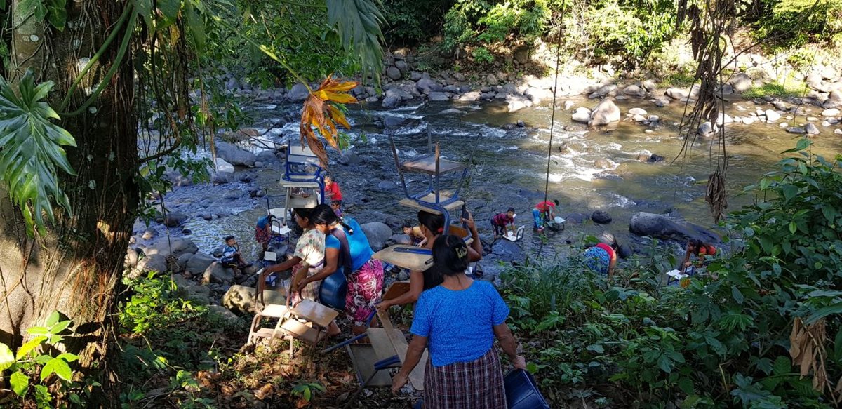 Precariedad en Suchitepéquez. En la escuela de la aldea La Fortuna, estudiantes debieron llevar los pupitres al río Moca para lavarlos. (Foto Prensa Libre: Cristian Icó)