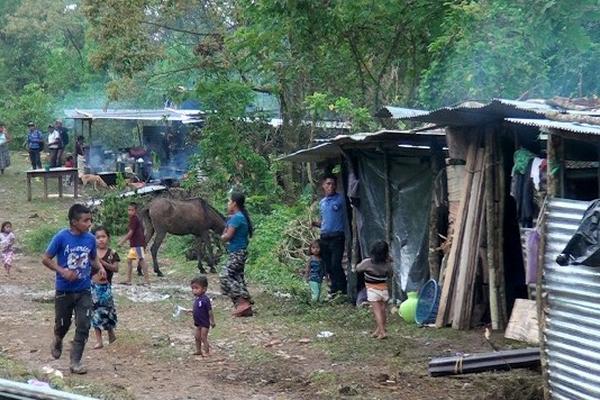 Familias de San Antonio Chiquito, Ixcán, afectadas por un deslizamiento de tierra, se han asentado en un terreno  donde no tienen agua entubada.