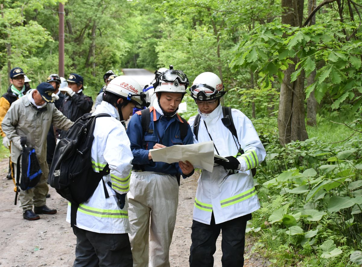 Rescatistas tratan de ubicar desesperadamente al pequeño de 7 años que fue abandonado en el bosque. (foto Prensa Libre: AFP).