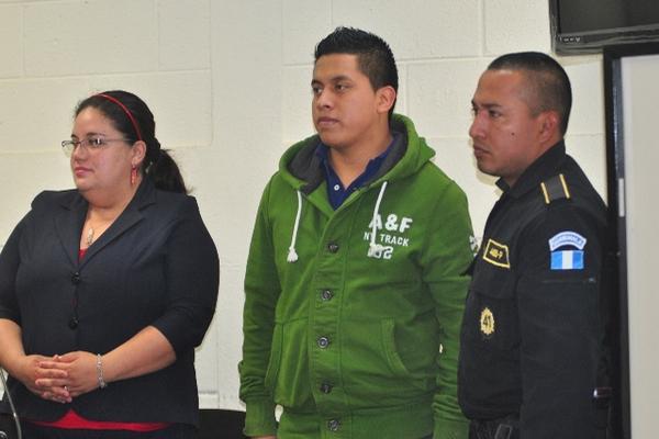 Milton Eduardo  Chávez Yac —centro—, junto a su abogada, escucha la  decisión del Tribunal de Femicidio de Quetzaltenango. (Foto Prensa  Libre: Alejandra Martínez)