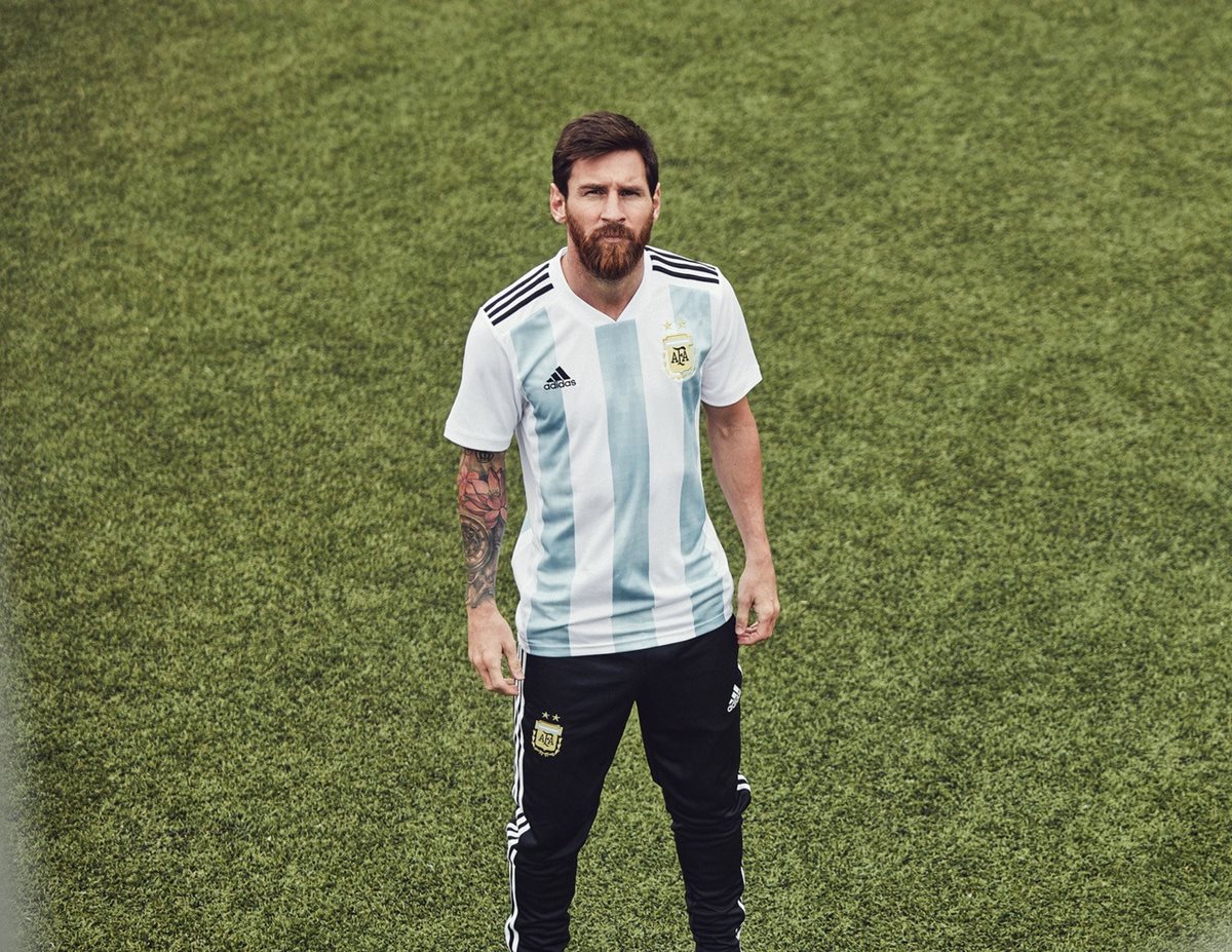 Lionel Messi es la principal figura de la albiceleste, la camisola que portará tiene dos estrellas doradas sobre la insignia, en conmemoración de las dos copas mundiales. (Foto Prensa Libre: cortesía Adidas Guatemala)