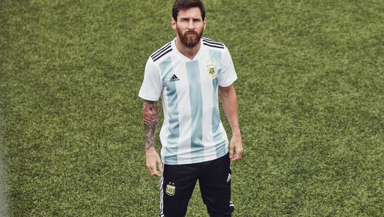 Lionel Messi es la principal figura de la albiceleste, la camisola que portará tiene dos estrellas doradas sobre la insignia, en conmemoración de las dos copas mundiales. (Foto Prensa Libre: Cortesía Adidas Guatemala)