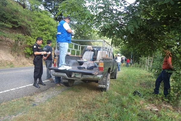 Agentes del MP y PNC recaban evidencias del incidente. (Foto Prensa Libre: Edwin Paxtor)<br _mce_bogus="1"/>