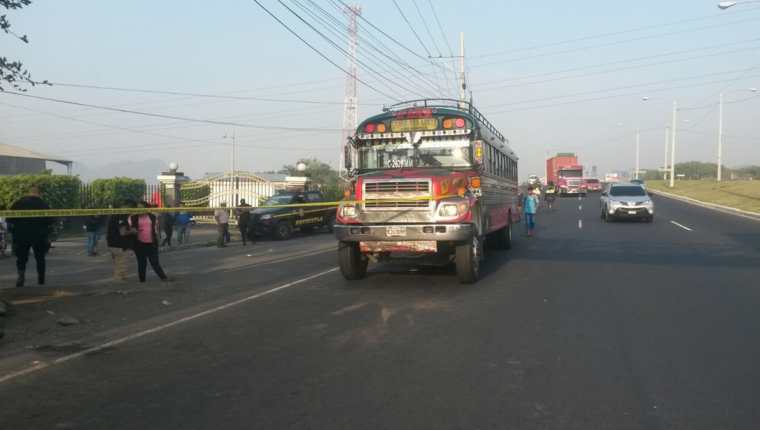 Autobús atacado a balazos en el km 38 de la ruta al Pacífico, Escuintla, donde dos personas murieron. (Foto Prensa Libre: Carlos E. Paredes)