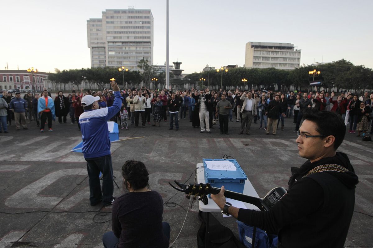 Las jornadas de oración por el país comenzaron este sábado en la Plaza de la Constitución. (Foto Prensa Libre: Edwin Bercián)