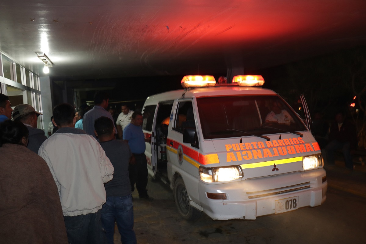 Bomberos Voluntarios trasladaron al Hospital Infantil de Puerto Barrios, Izabal, a los heridos. (Foto Prensa Libre: Dony Stewart)
