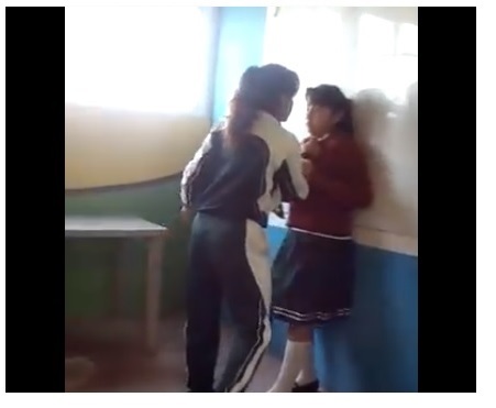 Toma del video sobre supuesto acoso escolar de parte de excandidata a Miss Teen Cobán.