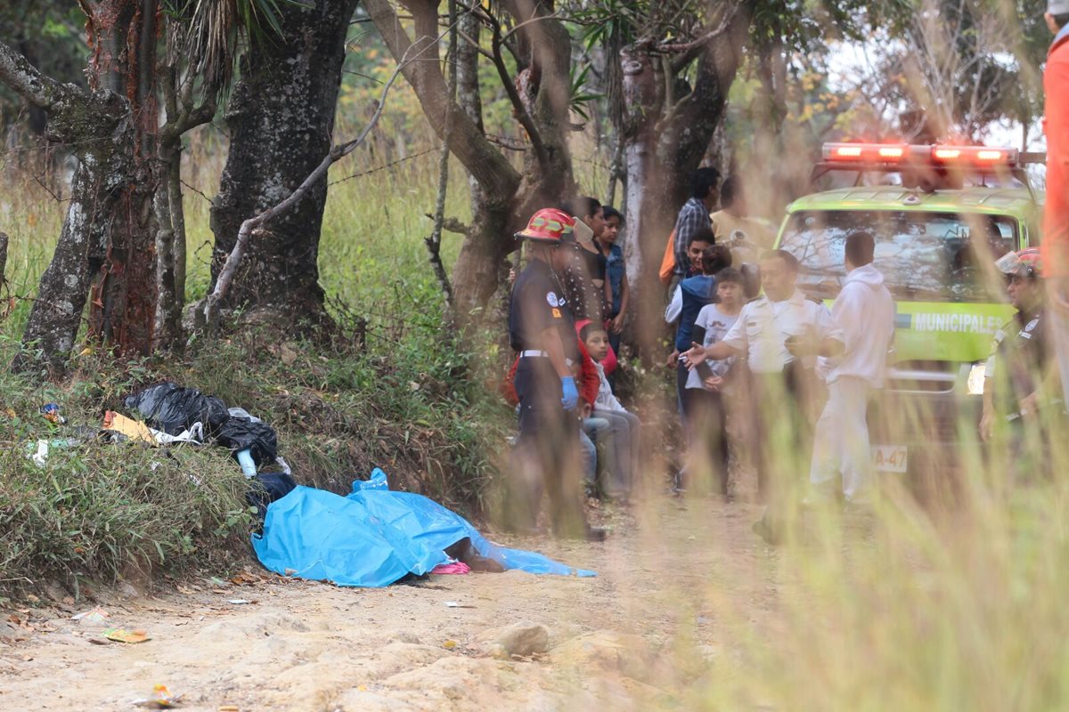Los restos se encontraba en bolsas de plástico negras. (Foto Prensa Libre: Álvaro Interiano)