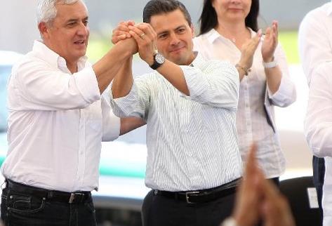 Pérez Molina y Peña Nieto se saludan durante la inauguración del nuevo plan, ante  funcionarios de ambos países.