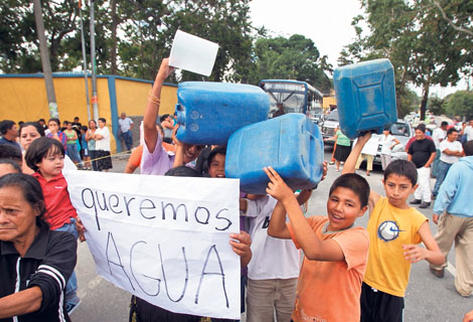 Las protestas de vecinos en la zona 18, por la falta de agua entubada, se han intensificado, y el problema se repite en los municipios cercanos.