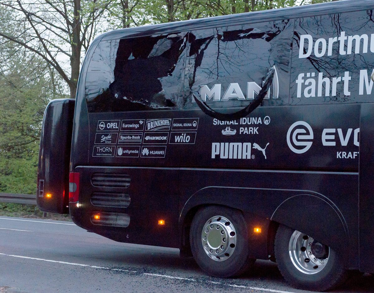El bus del equipo alemán sufrió de serios daños en sus ventanas. (Foto Prensa Libre: AFP)