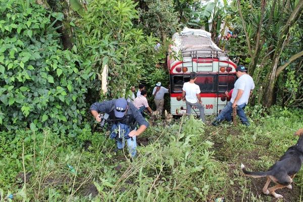 Piloto del autobús de Transnportes Melva perdió el control de la unidad en el  kilómetro 58, de la ruta a El Salvador.