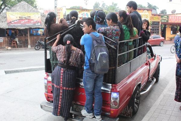 En diferentes municipios se han reportado accidentes con víctimas fatales, debido a la imprudencia de pilotos y sobrecarga de pasajeros; sin embargo, la Policía Nacional Civil informó que durante las últimas semanas no se han registrado percances graves. (Foto Prensa Libre: Ángel Julajuj)