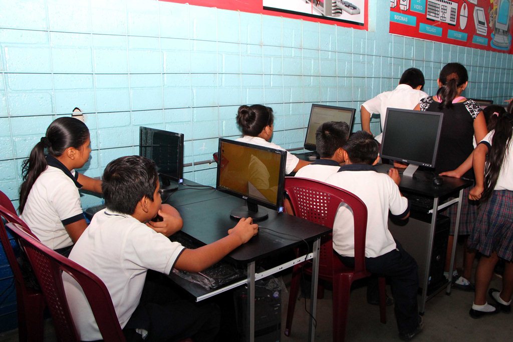 Estudiantes se benefician con laboratorio de computación