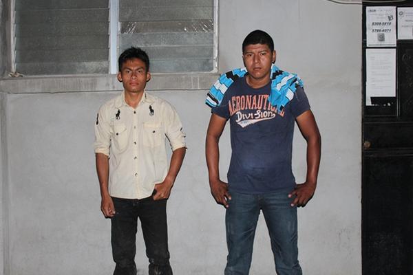 Los dos capturados, sindicados de la muerte de Mario Efraín Rosales, permanecen en la Comisaría 61, en Puerto Barrios. (Foto Prensa Libre: Edwin Perdomo)