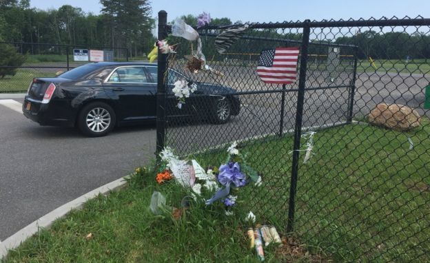 En el parque Clayton se improvisó un memorial en homenaje a los asesinados.(BBC Mundo).