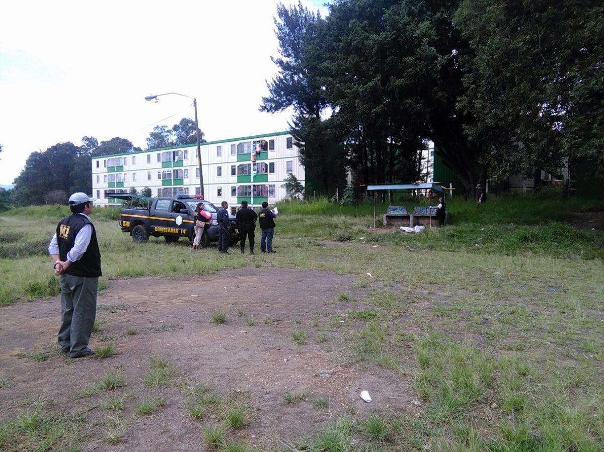 El joven murió a balazos en una banca del campo de fútbol de Nimajuyú, zona 21. (Foto Prensa Libre: Estuardo Paredes)