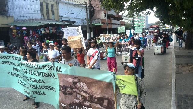 Los ciudadanos llevan pancartas en las que manifiestan su rechazo a la corrupción. (Foto Prensa Libre: Esbin García)